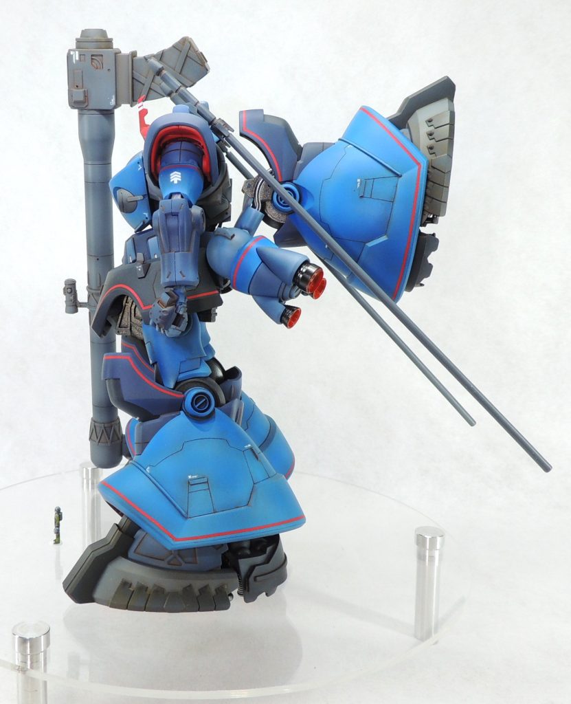 ■スカート・腰部 パネルラインやハッチをスジ彫りで表現し、塗装時にシェードとハイライトで強調しました。 腰部後方のスラスターのノズルは、ハイキューパーツ製のメタルスラスター(8.0mm×2個)とウェーブ製のU・バーニアSサイズ×4個を使用しています。ノズルの内側は、足裏と同様にホワイト下地にクリアオレンジとクリアレッドを吹き付けました。