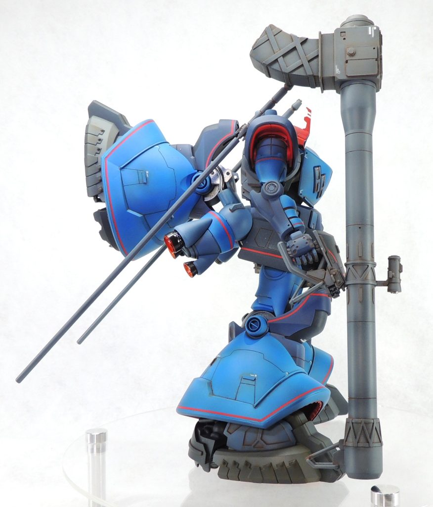 ■脚部 接地性を向上させるため、足首のボールジョイントをプラ材で6.0mm延長しました。強度と剛性を確保するため、φ2.0mm真鍮線で軸打ちを行うとともに、接着材は耐衝撃の瞬間接着剤を使用しています。以前、ガイア機とトクワン機を製作した際、足首を5.0mm延長したのですが、よりフレキシブルな可動を確保するため、それよりも長めにしました。 足首を延長したことによりスカートのフチに隙間ができますが、エバーグリーン製の凹凸モールド入りプラ板のスライスをアーチ状に接着することにより、隙間を目立たなくしました。 足の周囲には、好みでウェーブ製の小型リベットを24個貼り付けています。