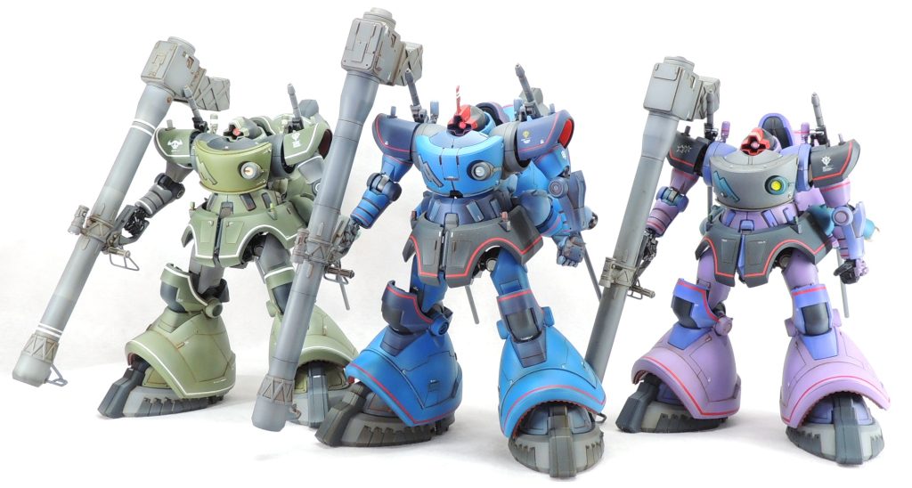 ■過去作品との比較 左からトクワン専用機、シャリア専用機、ガイア専用機と3体そろい踏みさせてみました。製作順序は、①ガイア機、②トクワン機、③シャリア機であり、3体に共通したディティールを追加しているところもあれば、機体により異なるモールドを追加している箇所があります。 パープルを基調とした共通の機体色ではありませんが、なんだかジェット・ストリーム・アタックができそうな雰囲気?になりました。