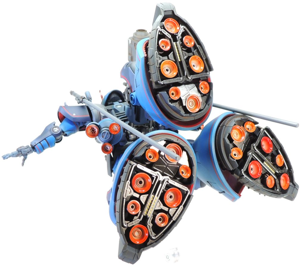 ■バーニアの塗装 熱を発して光り輝き噴射するさまを塗装で表現したいと思いました。ホワイトの下地に、ノズルのフチにクリアオレンジとクリアレッドをエアブラシで吹き付けています。 以前製作したガイア機はクリアオレンジのみ、トクワン機はクリアブルーのみでしたので、今回初めて2色のグラデーションにしてみました。