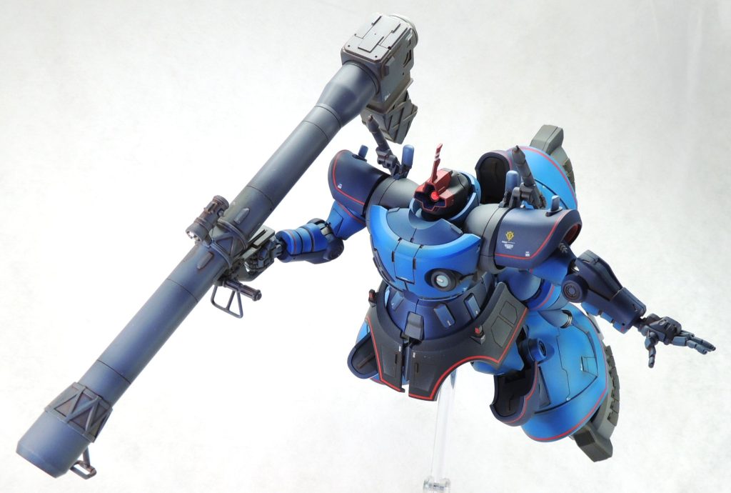 ■ジャイアント・バズーカ グリップの三角形の支柱をφ0.8mm真鍮線で自作し、耐衝撃の瞬間接着剤で固定しました。また、肉抜き穴は0.3mmプラ板で塞ぎ、ウェーブ製のリベットを貼り付けています。照準器内にハイキューパーツの金属製プレート及びルミドーム2蛍光ブルーを設置し、精密感を高めてみました。弾倉周辺を中心にプラ板とプラ材でディティールを追加しています。