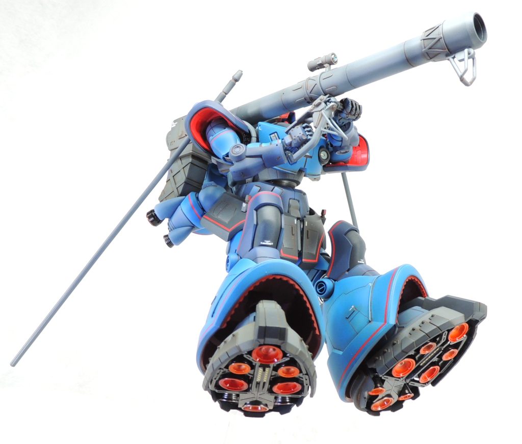 ■全体の塗装について 下地にメカサフSUPER HEAVYを使用し、それをプレシェードとして生かしつつ基本色を塗装しました。その後、ホワイトを加えたハイライト色を作り、広い面の中央や各パーツの上側に薄っすらと吹き付けています。一つの面にシャドウとハイライトを意識的に入れることにより、立体感や重厚感を演出することができたと思います。基本塗装終了後、ブラウン系のエナメル塗料でスミ入れを兼ねたウェザリングを行いました。 レッドのラインは、①下地のグレーサフ吹き、②おおまかなラインを定めてホワイト吹き付け、③その上にレッドを吹き付け、④マスキングテープ貼り付け、⑤再度グレーサフ吹き、⑥基本色塗装、⑦ハイライト吹き付けの順序で塗装しています。 なお、マスキングテープの幅は0.4mmと0.7mmの2種類を使用し、ラインのサイズにメリハリを付けてみました。 足裏や腰部のノズルは、光沢クリアをオーバーコートすることでツヤ有り塗装を行い、それ以外はツヤ消しで仕上げています。