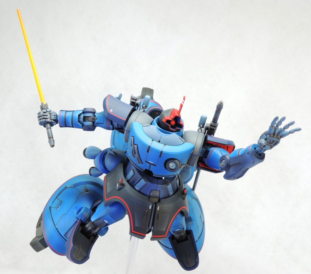 ■デカールワーク 機体各所にレッドのラインを入れて賑やかになったため、うるさくならないように意識的にデカールの使用を抑えました。設定画に描かれているマーキングの位置やかたちを尊重しつつ、それ以外の部分については、できるだけサイズが小さくてホワイト一色のものを使用しています。 ジオン公国章はガンダムデカールを使用しましたが、それ以外は手持ちのヴェルテクスデカール、アンプコーションデカール、ロボデカール等からチョイスしました。