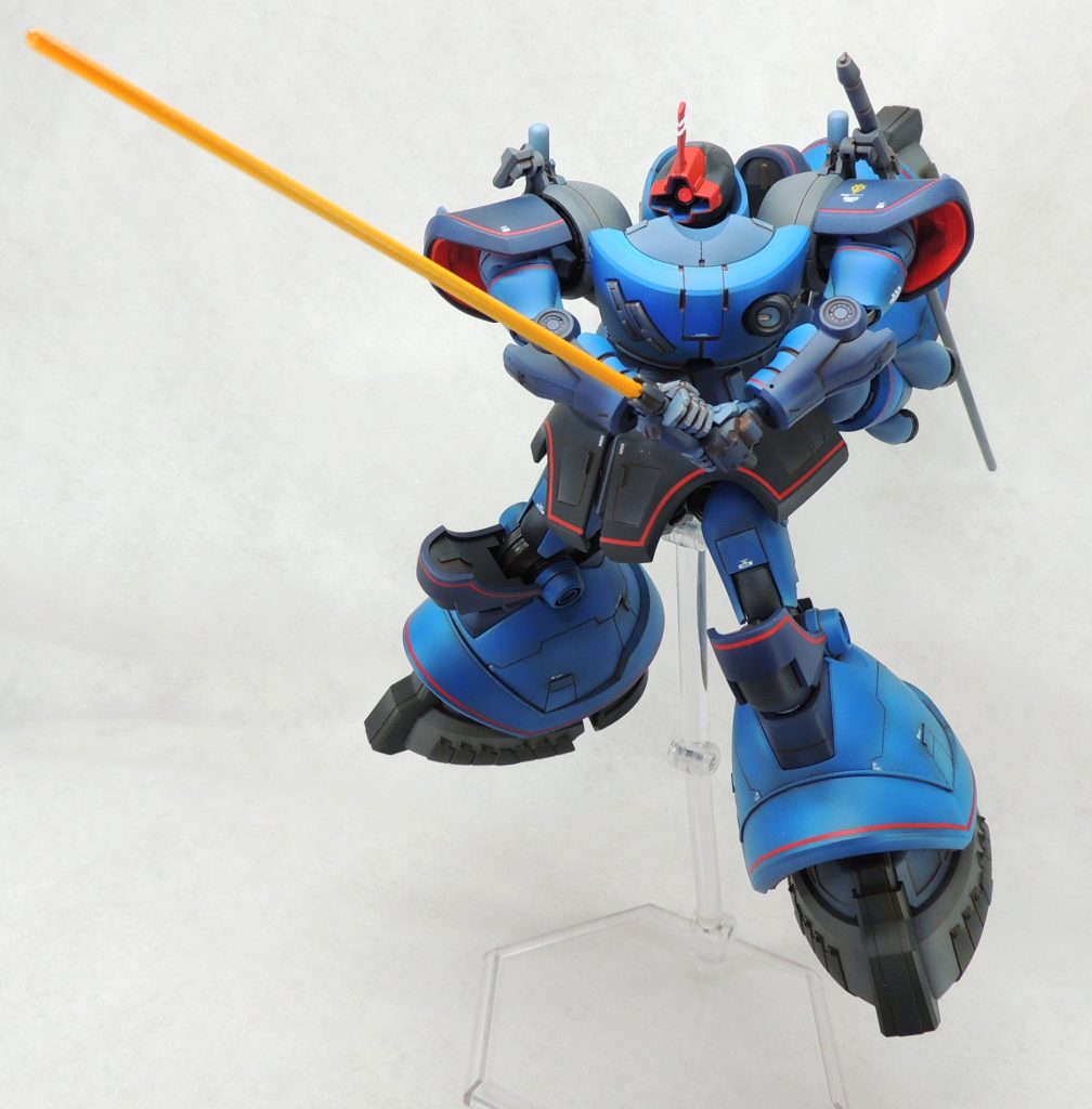 ■ヒート・サーベル ジャイアント・バズーカのランナーの直径が丁度良かったため、ヤスリで整形して使用することにしました。柄との接続はφ1.0mm真鍮線を使用しています。ガイア機のキット付属のヒート・サーベルは、個体差かもしれませんが折れ曲がっており、真っすぐに伸ばすことが難しかったので硬いプラ製に置き換えた次第です。 発光状態の色ですが、カードゲーム?のカードの絵柄で黄色に描かれているのをネット上で見つけたため、ゴールデンイエローで塗装しました。