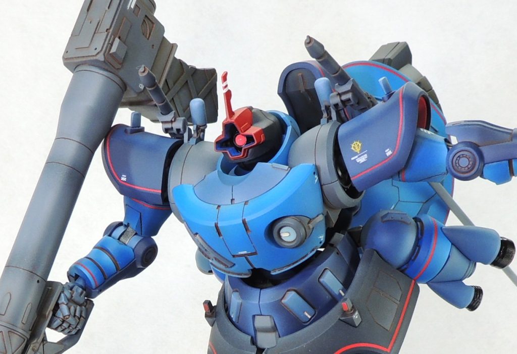 ■肩部 形状に手を加えず、塗装時にレッドのラインを0.4mmマスキングテープを使用して塗装で表現しました。左肩にジオン公国章のデカールを貼り付けましたが、やや小さめのものをチョイスしてみました。