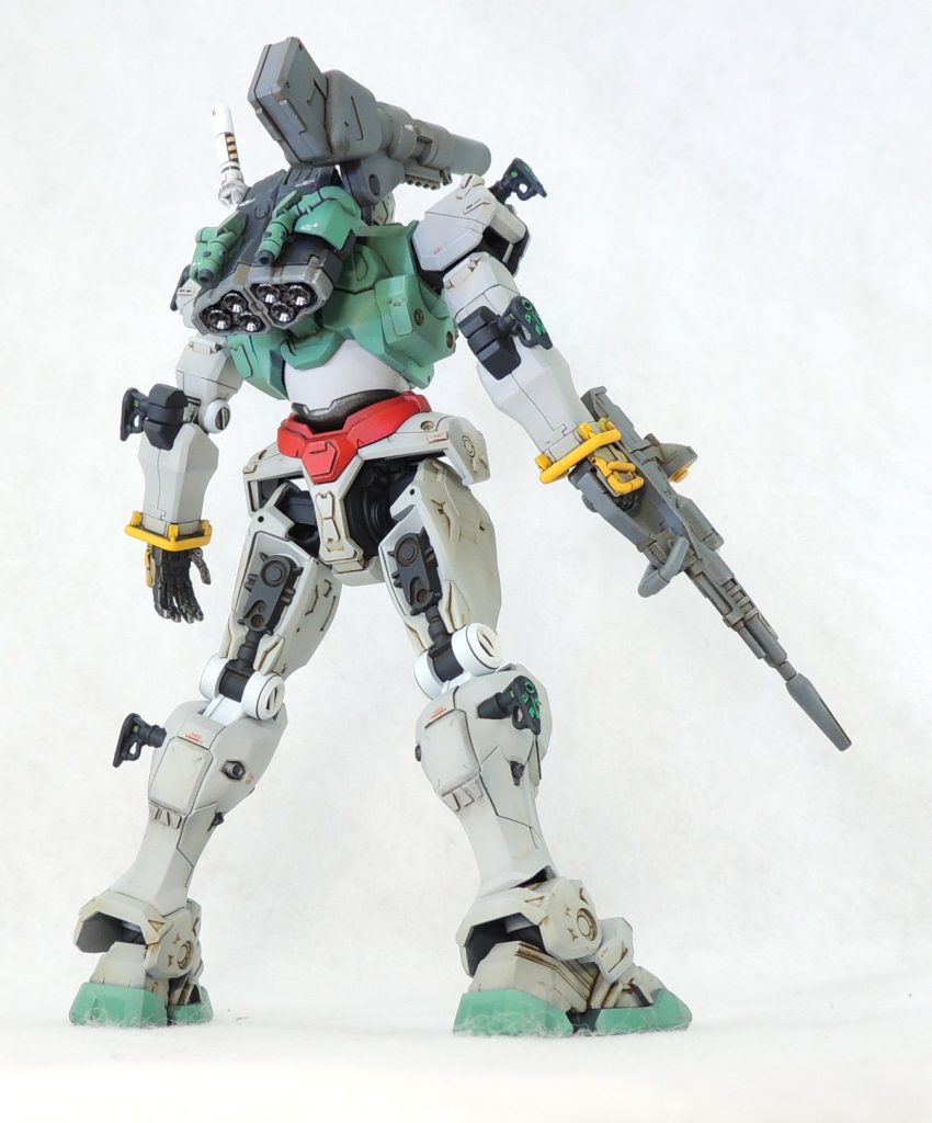 ■頭部　ガンダムタイプに見られるトサカをプラ材で自作しました。また、「装弾数は少ないものの試験的にバルカン砲の兵装が追加された」という独自設定で、ハイキューパーツの金属製部品φ1mmガンマズルを頭部バルカン砲に見立てて設置しています。その他、エッチングパーツやプラ材を貼り付けてディティールを追加しました。 