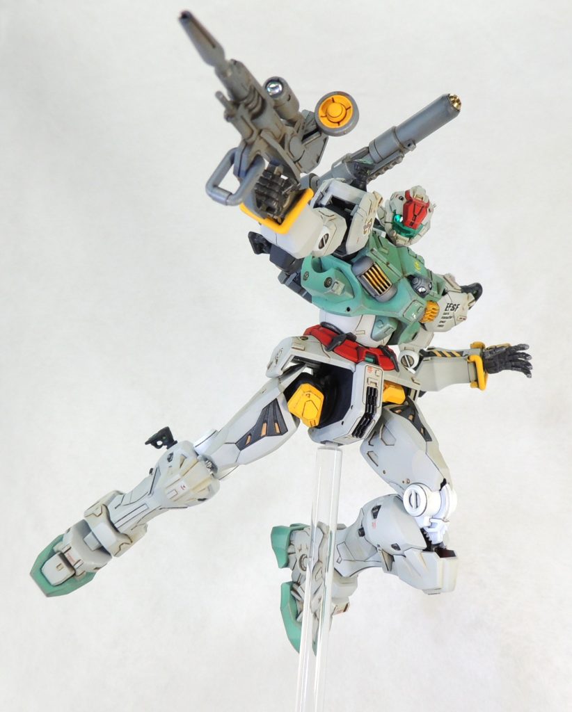 ■胸部　ヒートシンクのモールドをプラ板で製作して取付けました。その他、市販のディティールアップ用パーツやプラ板の切り出しの貼付け等によりディティールを追加しています。　腹部の球体状のパーツが塗装後に剥がれないようにするため、胸部下側のフチをデザインナイフとヤスリで削り込みました。 