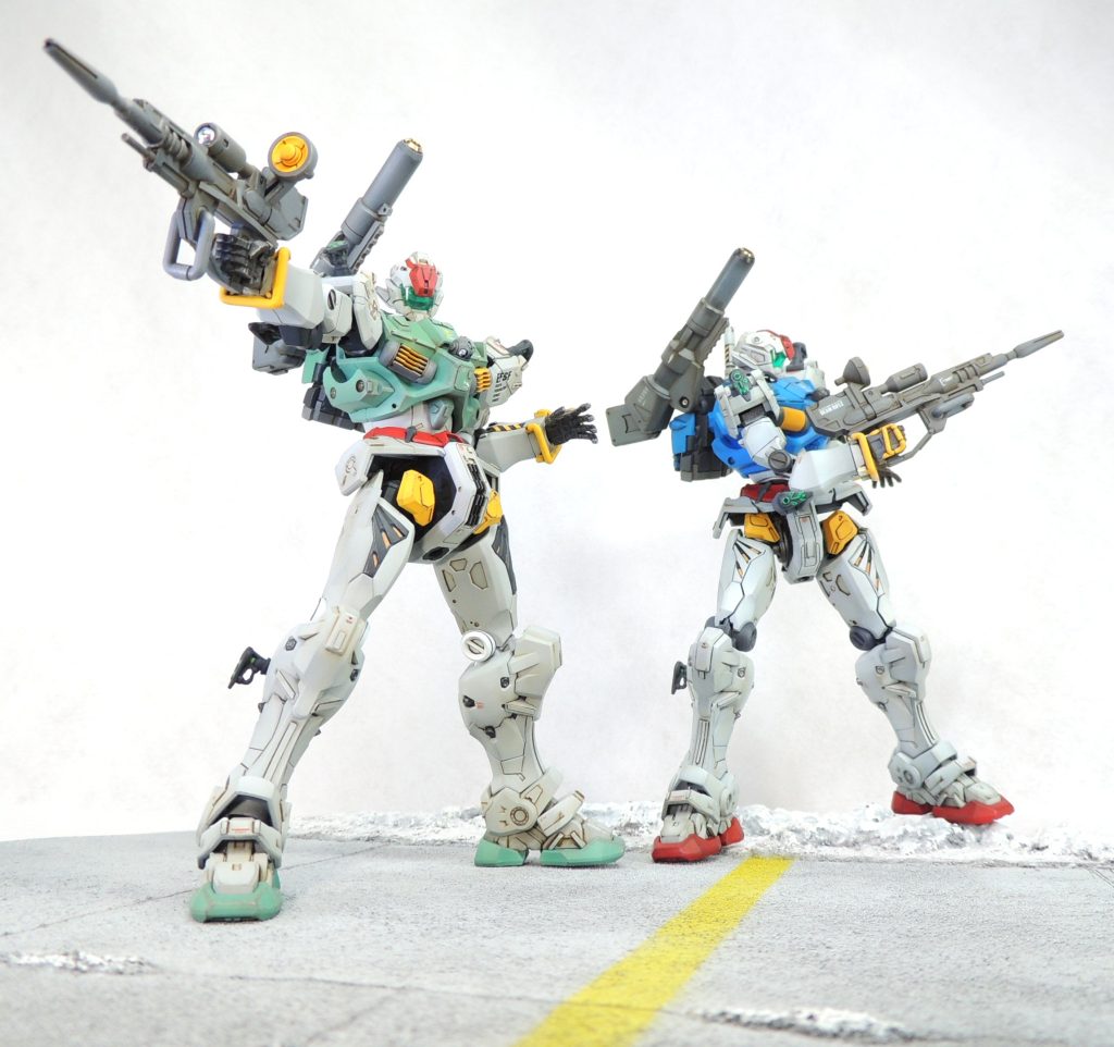 ■塗装方法　薄いグレーやグリーンの部分の下地にはメカサフスーパーヘヴィを使用し、それをプレシェードとして生かしながら基本色を塗装しました。その後、ホワイトを加えたハイライト色を作り、広い面の中央や各パーツの上側に薄っすらと吹き付けて立体感を強調しています。　なお、レッドの下地にはピンクサフ、イエローの下地にはイエローサフを使用し、鮮やかな発色を心がけました。基本塗装終了後、ブラウン系のエナメル塗料(ブラウン、ダークブラウン、ディープブラウン、赤サビ)でスミ入れを兼ねたウェザリングを行いました。