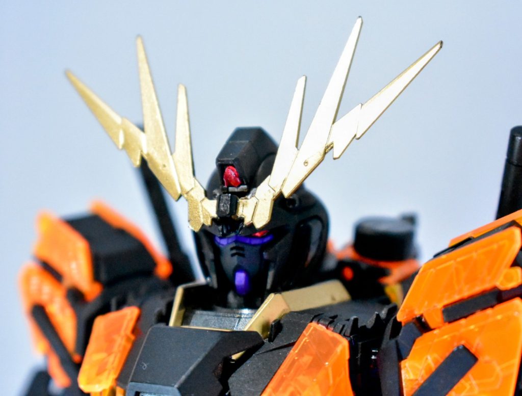 バストアップ 小説版バンシィのイメージで口と隈取を紫にしています 折角のシールを使ってないあくまでバンシィ用の部品を取って付けただけの不完全な感じでツノも足りず可動もオミット