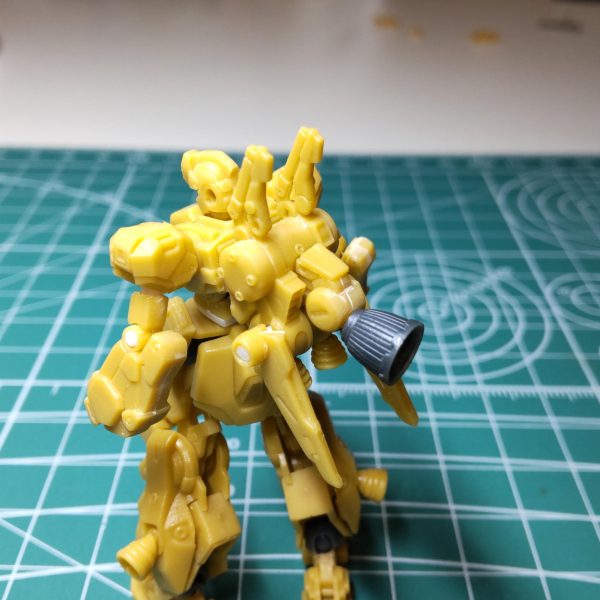 アドバイス（ イジリ？）頂いた皆さん、ごめんなさいm(_ _;)mモチベが上がらずジェガンで行きます。が...D型を目指すつもりだったのですが、装甲を脱がすのが...結局中途半端に盛って終わりになってしないそう😓せっかく素材は良いのにね　何とかまとめに入ります😑  （3枚目）