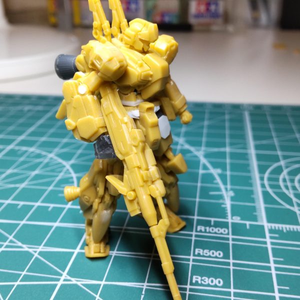 アドバイス（ イジリ？）頂いた皆さん、ごめんなさいm(_ _;)mモチベが上がらずジェガンで行きます。が...D型を目指すつもりだったのですが、装甲を脱がすのが...結局中途半端に盛って終わりになってしないそう😓せっかく素材は良いのにね　何とかまとめに入ります😑  （2枚目）