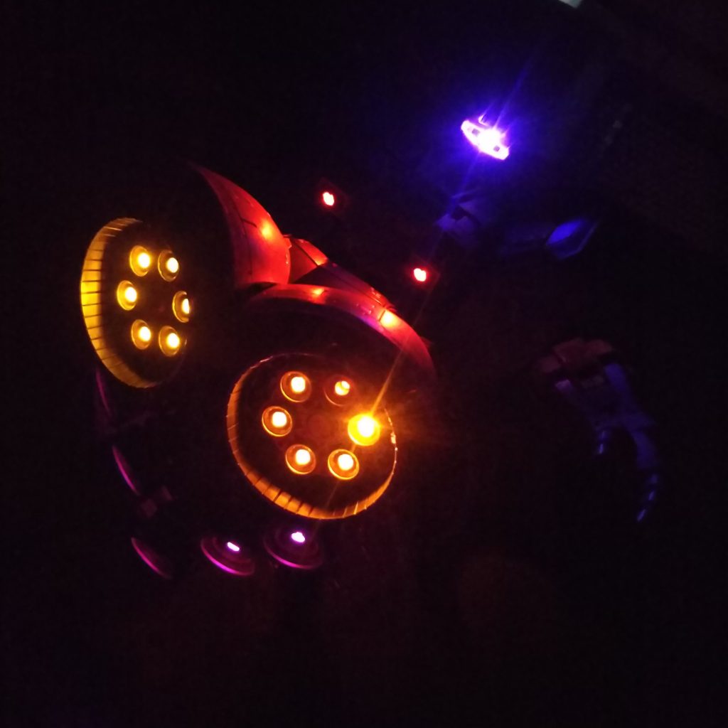 暗闇で。指先まで光らせる方がいますが、そこまではできませんでした…