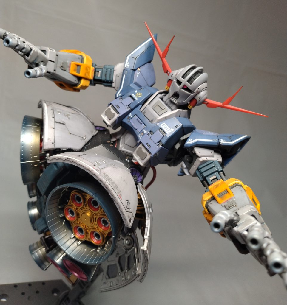 スカート内部はエアブラシ塗装。外装は成形色に汚し仕上げとしました。