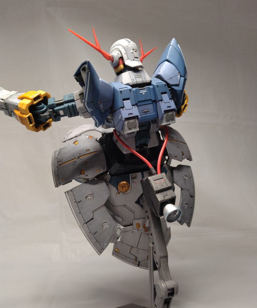 背面ショット。スカートの可動が秀逸ですね。足はなくともポーズが取れる。腰の赤いコード＋バーニアは後述…