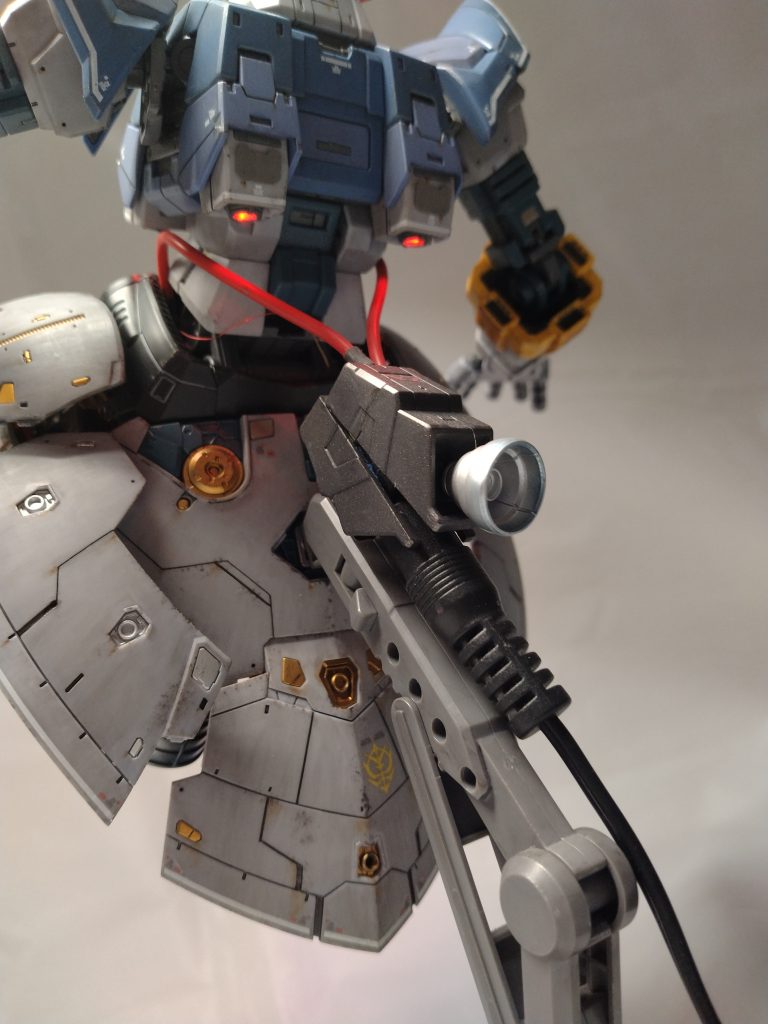 先ほどの背面バーニアはアダプターのプラグ差込口として作りました。本体に差し込むアイデアが浮かばなく、それなら外側に設けようと。