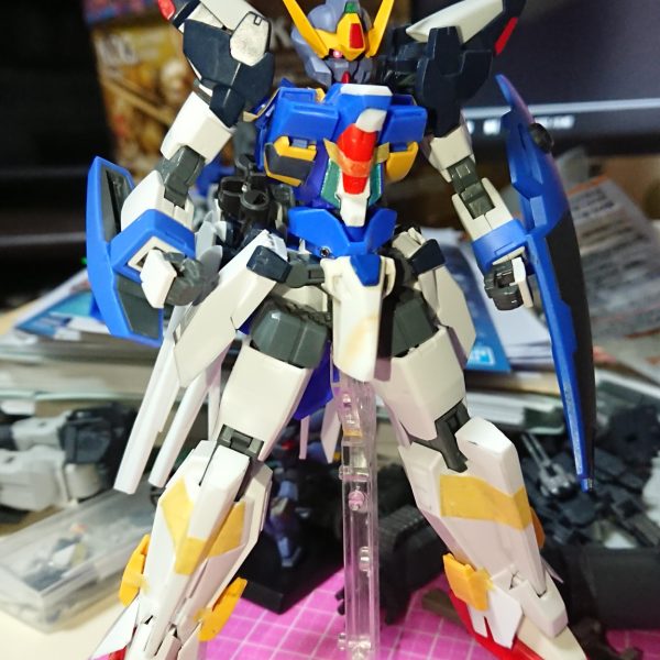 遅めに進行、各部手直し（変更後→前）①羽の形状変更と垂直修正羽が納得いかず3回目の修正、この形に落ち着く。垂直になっていないパーツが多く手直し、裏面にも補強を入れる②ランチャーの形状追加元のSDより切り出し追加、参考画像からも形状追加。下部にスコープ風の形状を足したが高速形態と背中装備中に邪魔になりそうなので取り外しができるように③膝ガードの手直しこちらもサフ吹いたらボロボロだったので手直し、高速形態時に可動軸を仕込むか悩み中④頭のバリ取りと延長ティターンズカラーだと気が付かなかったが、サフでバリが目立つようになり修正。カブトを浅く被らせ、頭身を変えるか悩み中。浅く被ればHG形状に近づきモノアイに上下の角度が付く、深く被るとグスタフカールの頭部のような台形で味がある⑤腰の前掛けの修正Ｇフレームを参考にスジボリをきれいに入れたいが、そんな技術もなく（汗）⑥胸のダクト前４か所フィン追加参考画像により色んなモールドがあることに気づく、今回はコンパージの縦三角フィンを採用画像を漁っていると、ちょうど今ヤフオクに‘‘Ｇフレームシスクード改修完成品‘‘を見つける、赤の差し色がすごく良いので勝手に宣伝。 今後は足首回りをテコ入れ（2枚目）