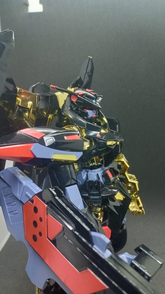 いつもの横顔をむけてのショット。今回はポリキャップ、シール補填が当たり前の時代のキットなので、少々、苦労しました😅撮影中にシールが剥がれそうにもなっておりました😅粘着が弱まっていましたね😅まぁ、神隠しにあったパーツがパーツ請求もできず、作れなかった時期が長かったのですが、なんとか作れました! しかし、なんで、あんなところに🤔作ってたスペースより遠いところに🤔