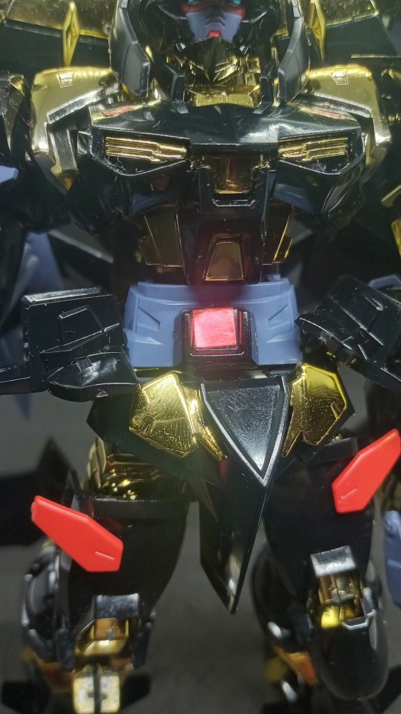 胴体の下の中心のパーツ(赤いところ)が約10年、神隠しになっておりました。パーツは黒で、赤はシール補填です。