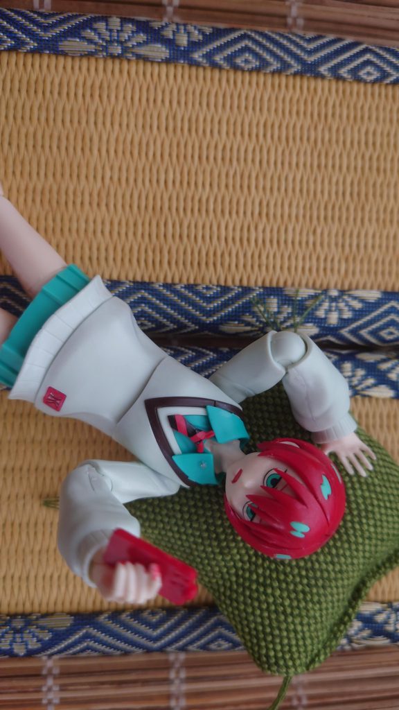 このジト眼が好きですフェイスをこれにしました。今回のワンポイントは爪とバッチも塗りました。