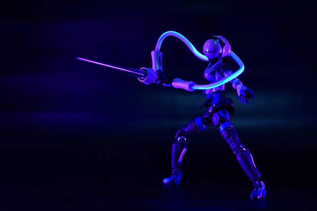 軽めの武装なら保持できます。内部に電飾を仕込んでますので、全体的にぼんやり光ります。