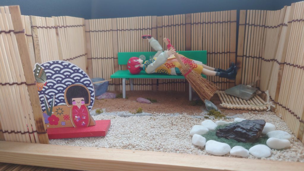 横からはこんな感じです　看板女の子とベンチと箒は100均で他は手作りです!