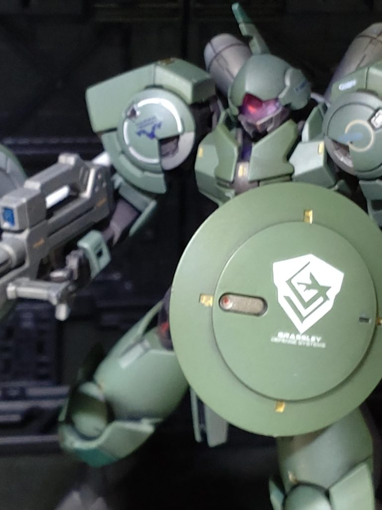 目を内側にちょっと蛍光を塗ってあるので微妙にビコーン