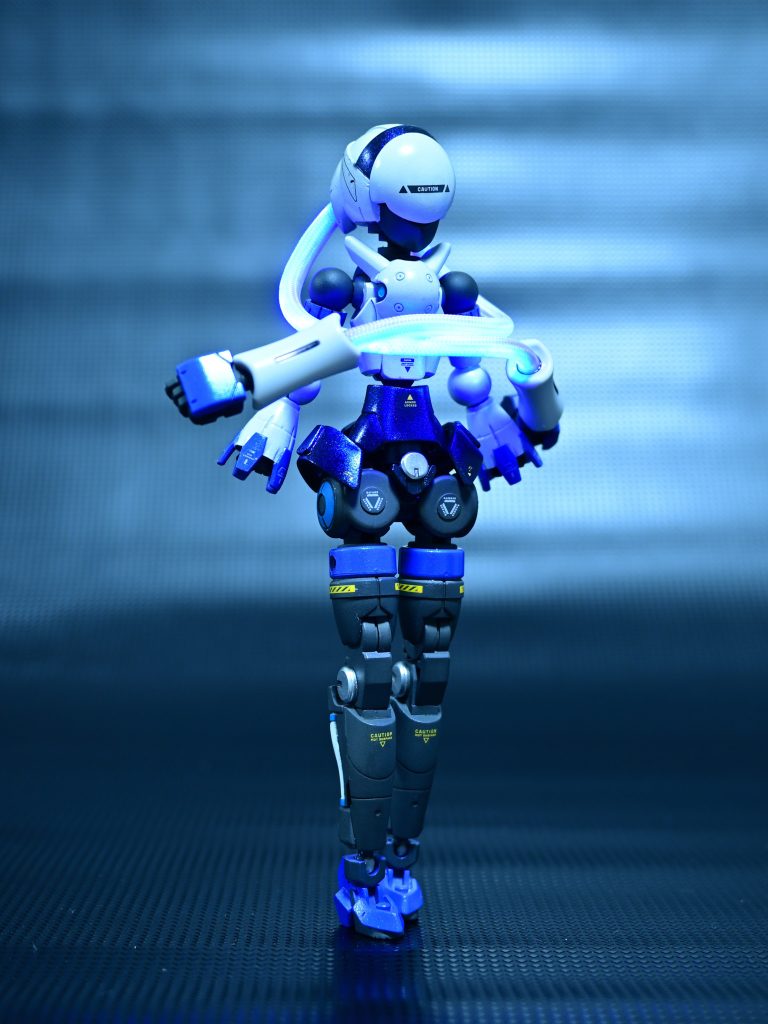 前回の投稿「小さいパーツのミキシングで女性体型に近いものを作る」というコンセプトはそのまま、今回は実験的に触手のようなものを取り入れてみたくて作りました。頭から生えてます。トップコート吹きつけミスってベタベタになっちゃいました;;