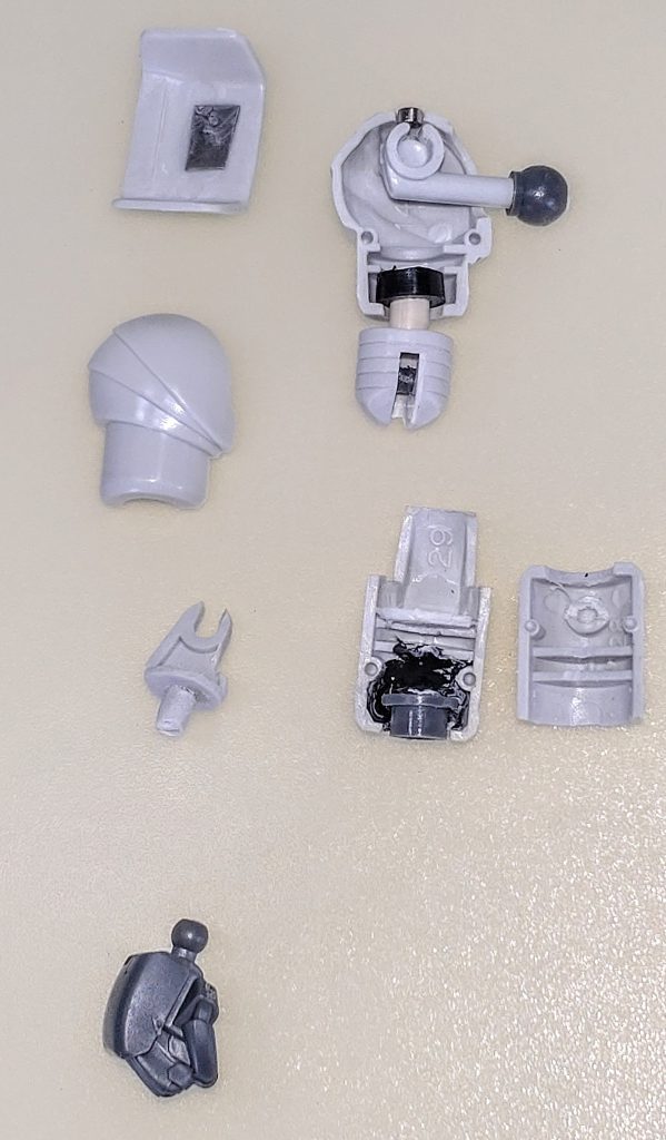 腕部内部。上腕との接続を大型のポリパーツを、肩アーマーは磁石式にしています。肘関節は可動軸をポリ軸に変更して後ハメ出来るようにしました。