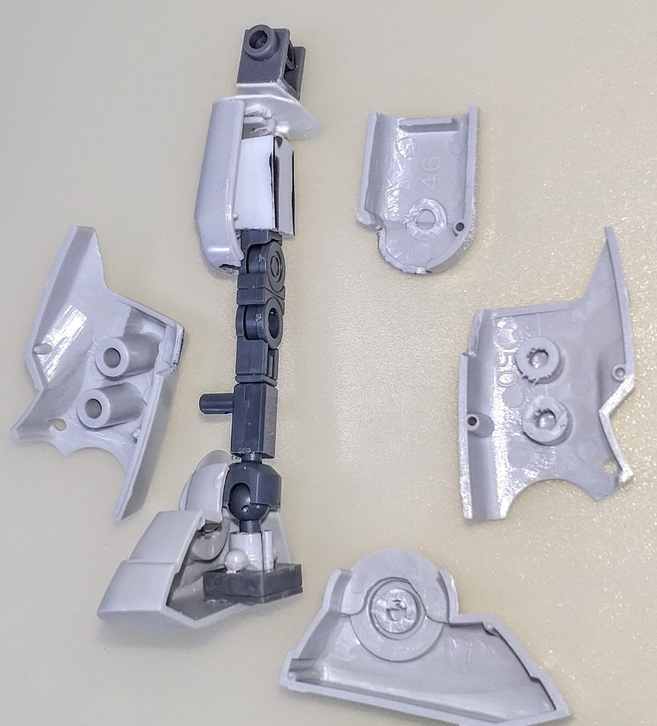 脚部内部。ボールデンアームズ付属の関節パーツを使用しているのがわかると思います。