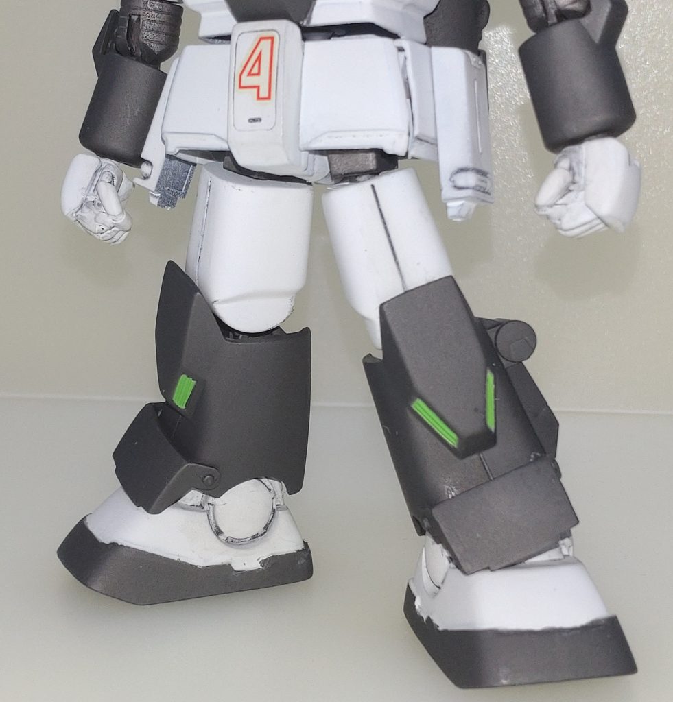 下半身。スカートアーマーは分割後、スプリングパイプ接続に変更、脚部は軸関節式にしてハの字に出来るようにしました。膝関節・足首にはボールデンアームズを使用しました。見た目以上に可動します。