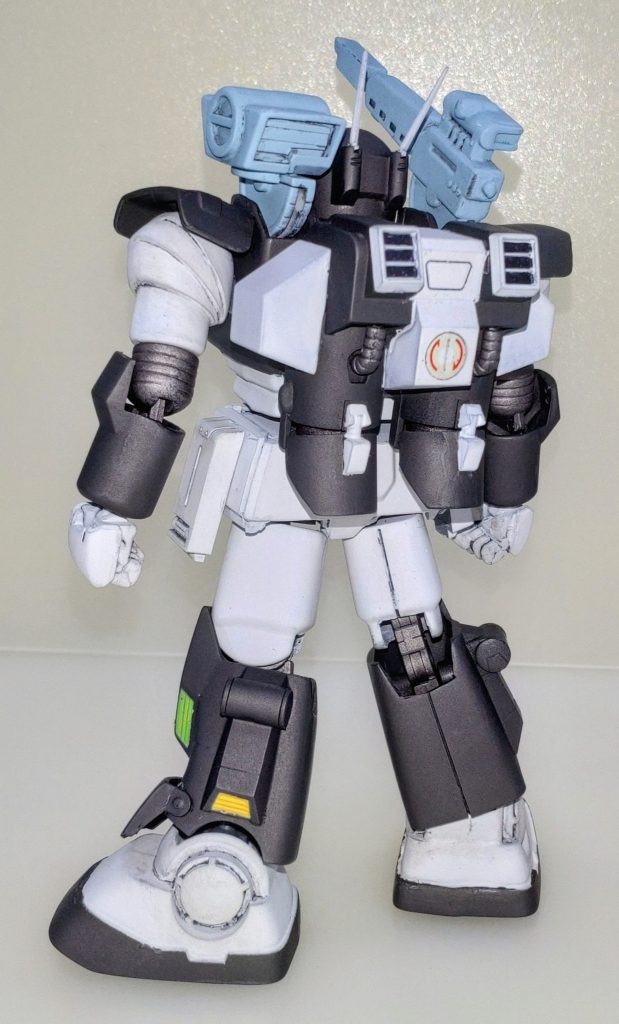 背面。先述の通りキットに対するリスペクトを込めて主に内部の関節を一部現行のパーツ等を用いて可動範囲を拡大させました。また、武装類も一部追加しています。