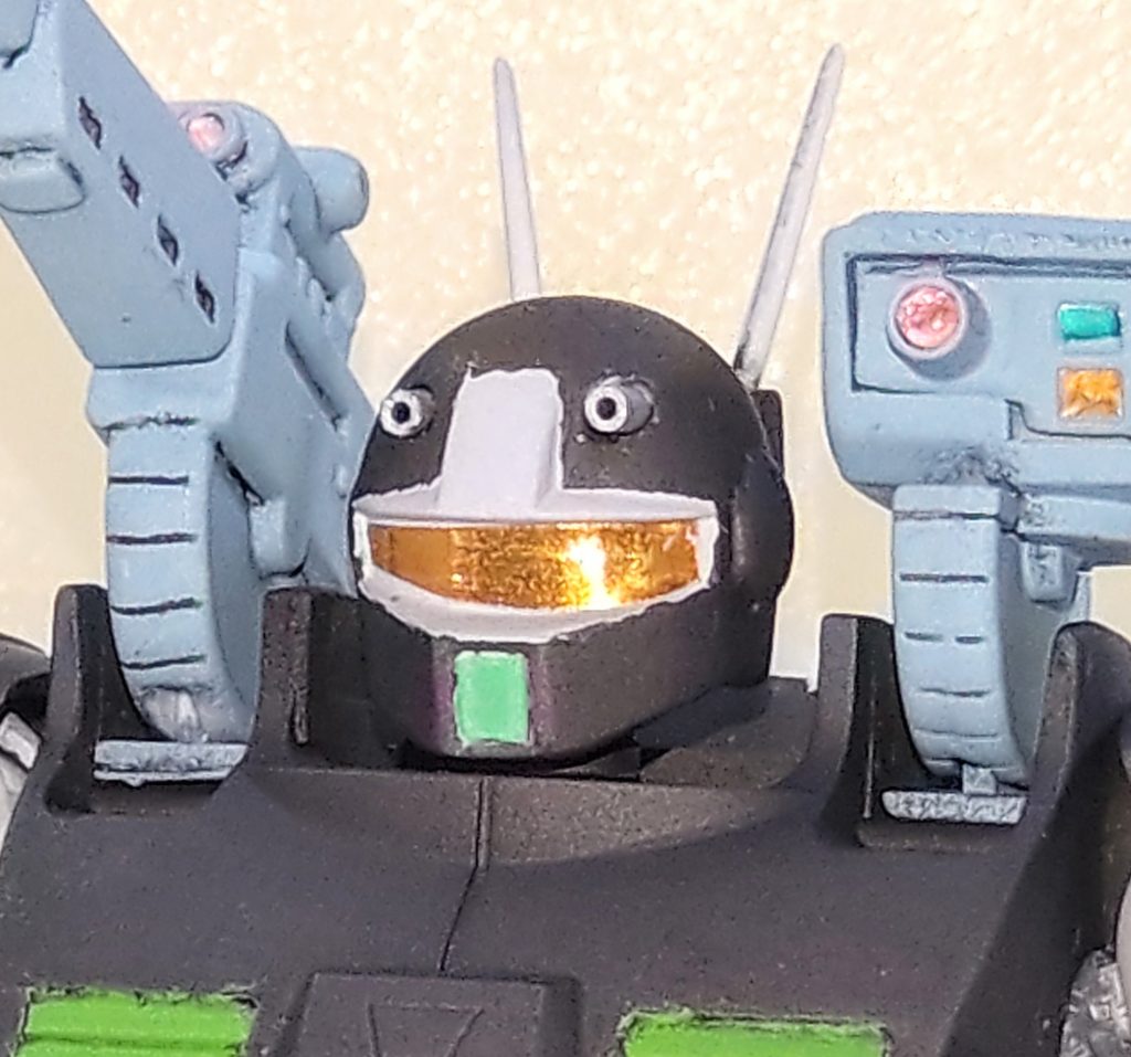 頭部。このキット唯一の不満点でもあるので、輪郭を好みに調整しました。バルカンは100均で購入したビーズを用いて再現しました。ゴーグルもクリアーオレンジに塗ったホイルシールで再現しました。