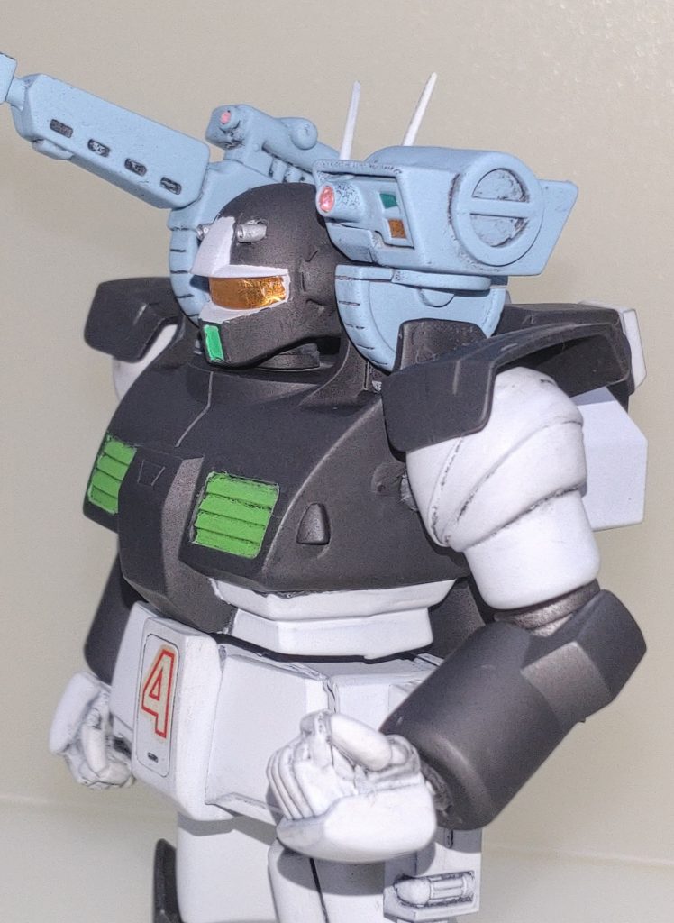 上半身。胴体はプラパイプを仕込んで上腕との接続をポリボール式に変更しました。肘関節は可動パーツを一部形状変更して可動範囲を拡大しました。手首もビルドハンズ丸指Lに交換しました。