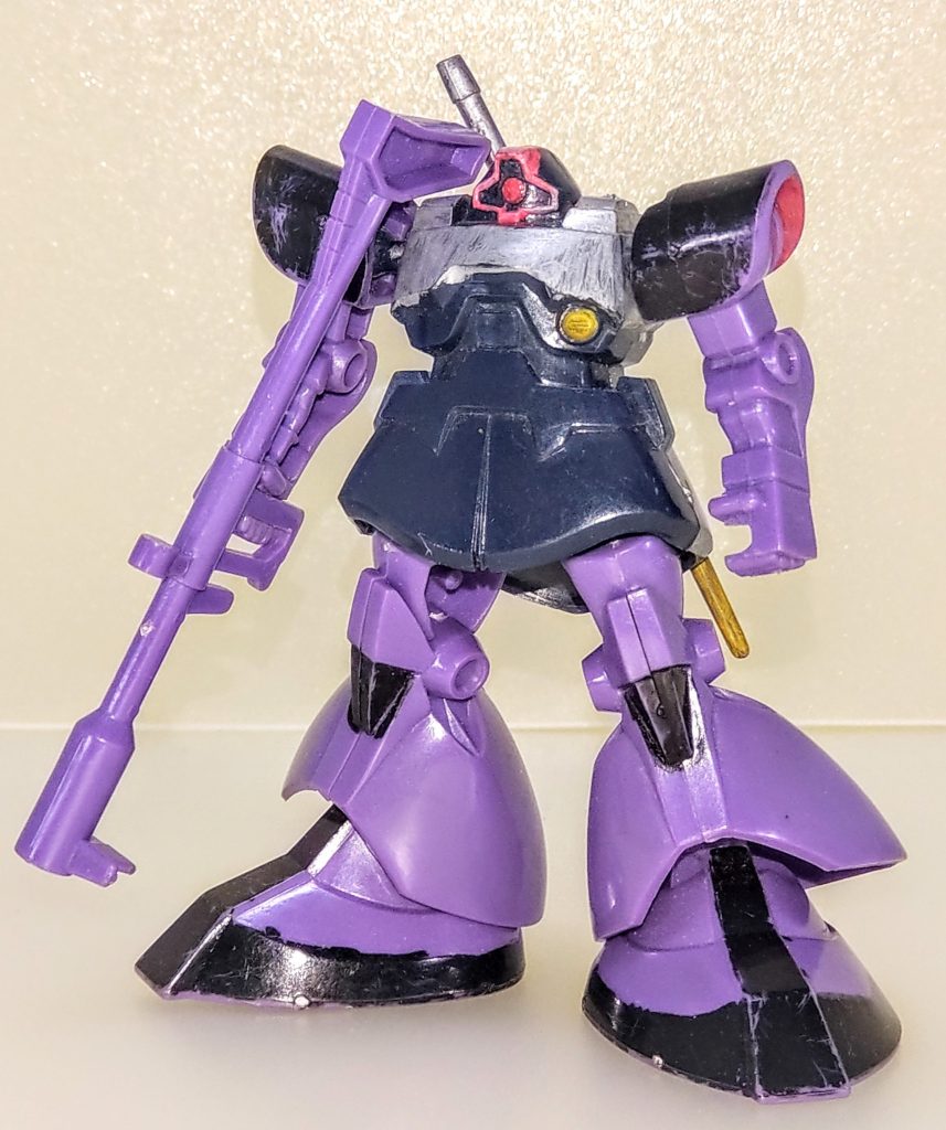 製作前。こちらがジャンク箱から取り出した直後のドムです。このキットを製作した頃には油性マジックの他、市販のマーカーで塗装していますが、グレーは無かったのでシルバーで塗ってました😅
