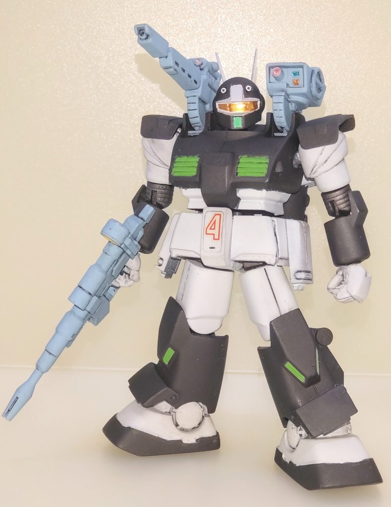 フル装備。カラーリングは白をタミヤインシグニアホワイトを、黒は今回Mr.カラーグラファイトブラックを試験的に使用してみましたがこのグラファイトブラック、色味もそうですがつや消しでコートするとカーボンのような仕上がりになるのでとても気に入りました。