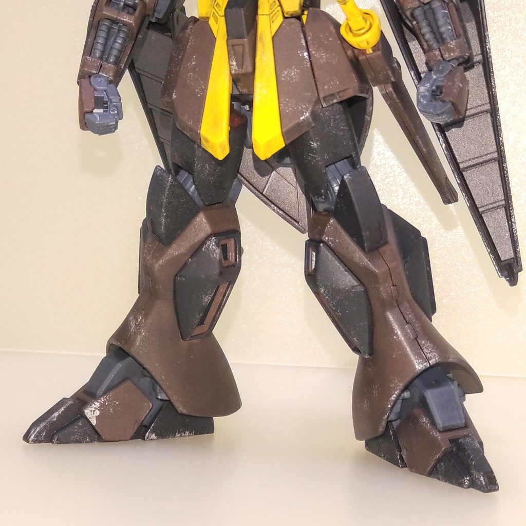 下半身。上半身と同様ですが、黄色パーツのみアクセントとして成型色のままにしています。スカート内部は焼鉄色で塗装しています。