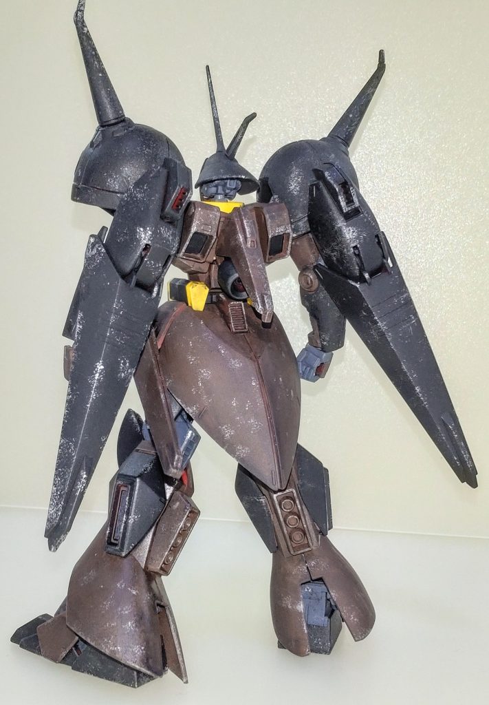 背面。主にカラーリングの変更とウェザリング、武装を一部追加したのみですが、今見ると少しばかり甘いですね😅