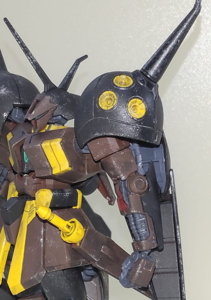 上半身。カラーリングは黒をMr.フィニッシングサーフェイサーブラックを、茶色をMr.カラー赤褐色をイージーペインターでランナー塗装した後、シルバーでスポンジチッピングしました。