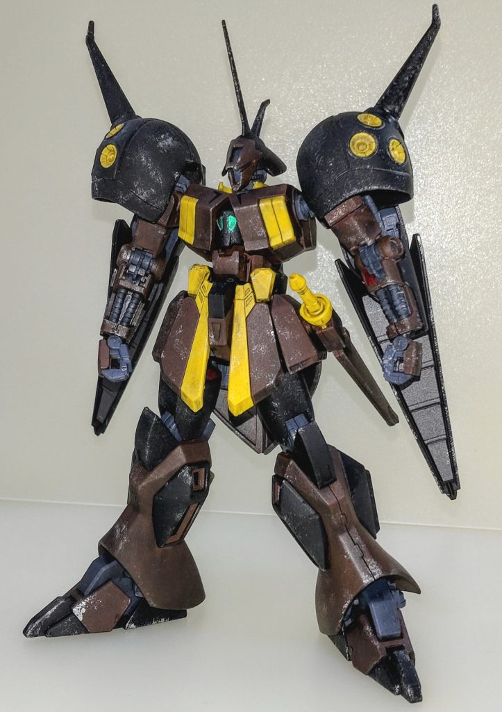 全身。キットは2019年の発売当日に購入したものですが、そのままで製作するのもつまらなかったので当時TwilightAxisの影響で幾つかバリエーションが模型誌で取り上げられていたので、本体はストレート組みのままでカラーリングで楽しもうとギャビー・ハザードをパイロットに選択して2019年に完成させました。