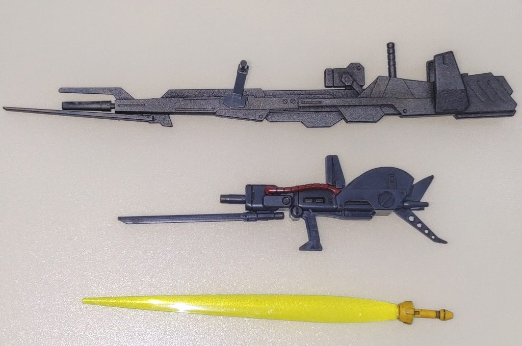 武装類。スミ入れを施した以外はキットのままです。追加武装としてギャ　イースタン　ウェポンズ付属のロングライフルを製作しました。