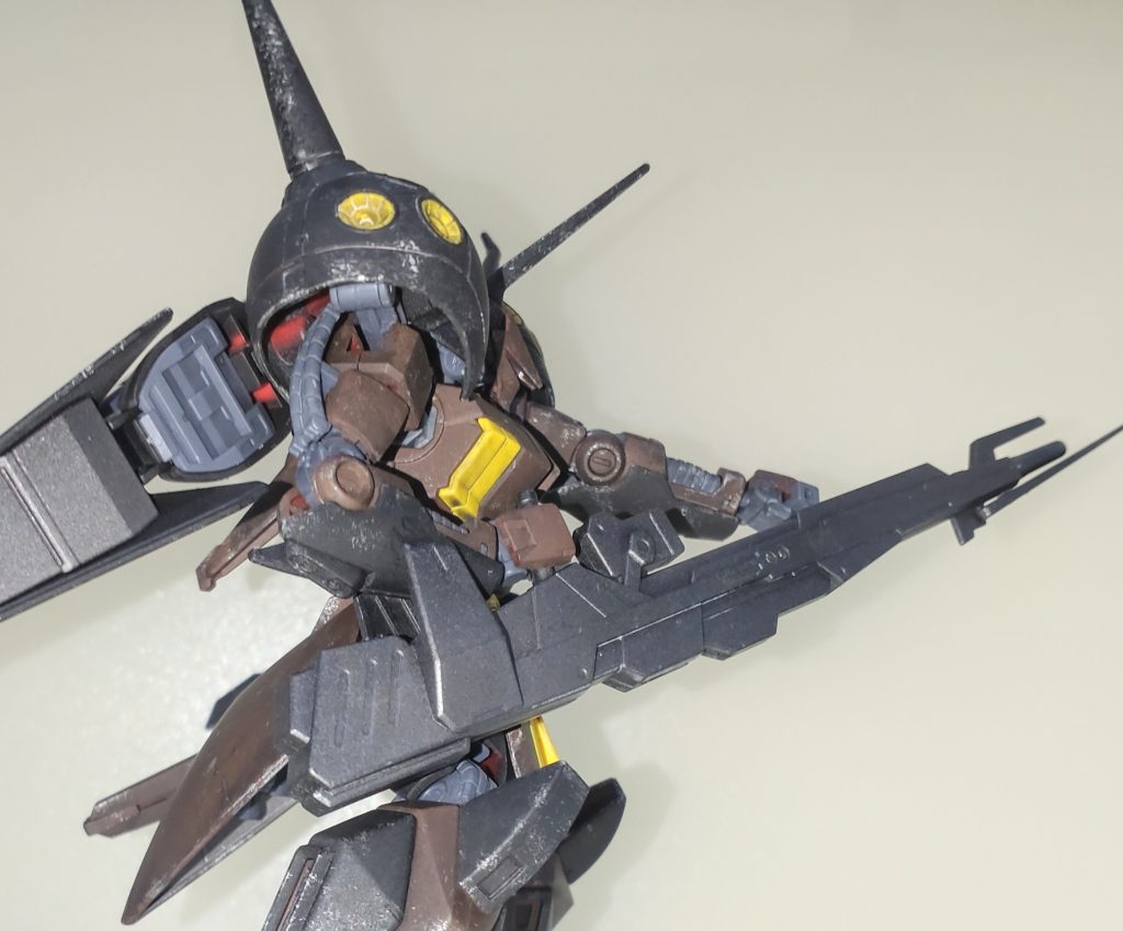 角度を変えて。このアングルで見ると80年代ロボに見られる射撃ポーズと同じではないでしょうか？