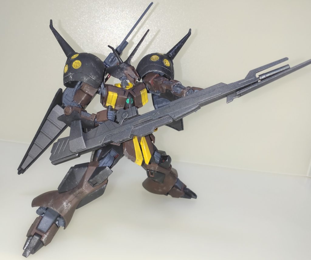 可動範囲が広いので射撃ポーズも決まります。こうして見るとギタリストのようです✨️