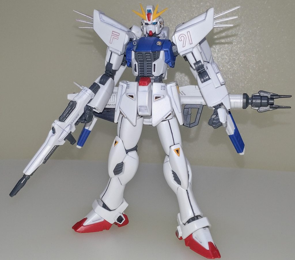 フル装備。前述の通り部分塗装のみの成型色フィニッシュですが、青のみヴェスバーとの色味を合わせるためガイアカラーウルトラブルーで塗装しています。色味も劇中に近いのでこちらの方が好みです。 