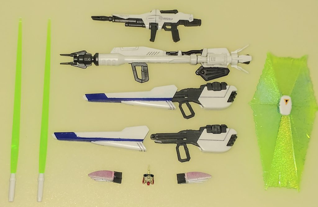 武装類。基本的にキットのままですが、合わせ目消しの関係上、ビームランチャー・ヴェスバーは後ハメ工作を行いました。ビームシールドはガンダムマーカーホログリーンをエアブラシシステムで吹き付けて粒子感を出しました。