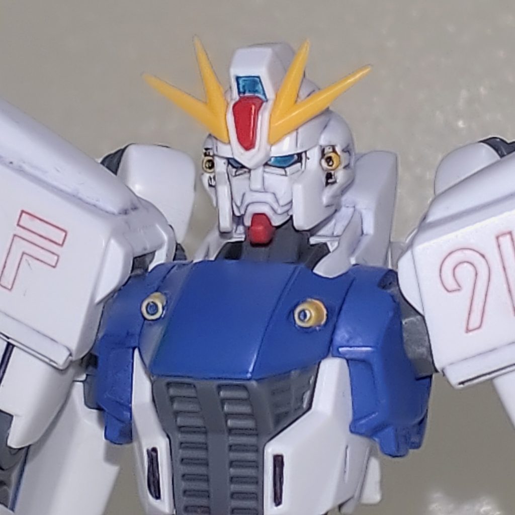 上半身。頭部はアンテナのシャープ化と合わせ目消しをしたのみです。様々な意見が出る頭部ですがヘルメットの取り付けを若干浮かせてツインアイを目立たせれば問題ないのではないかと私自身思います。（ 私も当初かっこよくないと思った内の一人です😅）肩アーマーは前半後半マーキングの有無があるのでモールド化されているのを活かして赤でスミ入れしました。ベタ塗りよりもこちらの方がスタイリッシュに見えます。