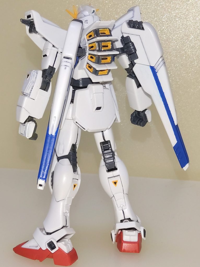 背面。主に合わせ目消し・部分塗装が中心の成型色フィニッシュですが、劇中で印象的なシーンを再現するためのパーツも追加しました。