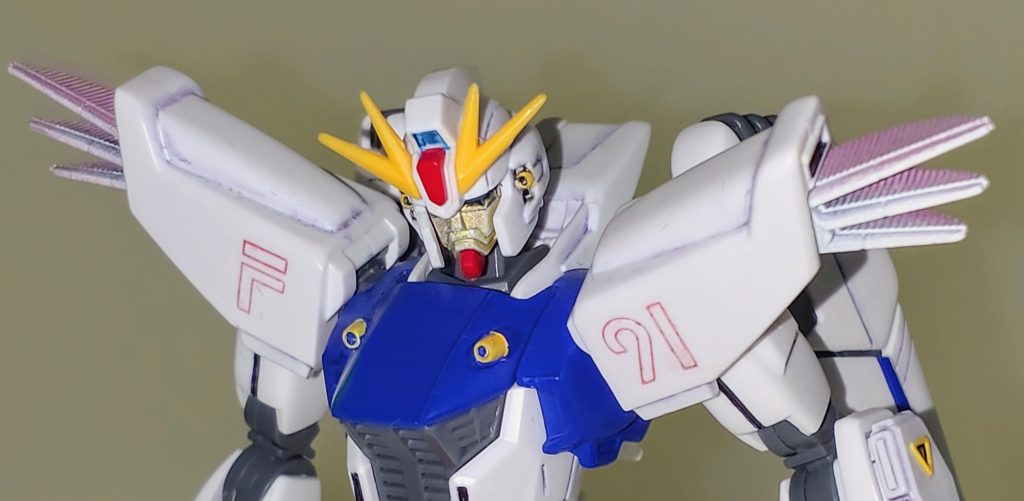 追加パーツ。劇中で見せたMEPE発動時をイメージしたフェイス・放熱フィンです。キットをもう一体分使用してそれぞれガンダムマーカーホロイエロー・ホロレッドを吹き付けました。F91の必殺技とも言うべき形態でもあるのでこれは外せなかったのです✨