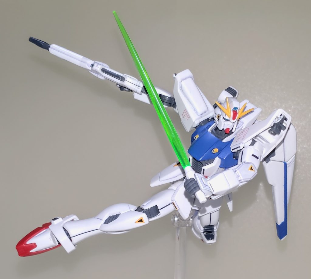 アクションポーズ。小型でありながらよく動くので改造する必要が無くて悩みました😅