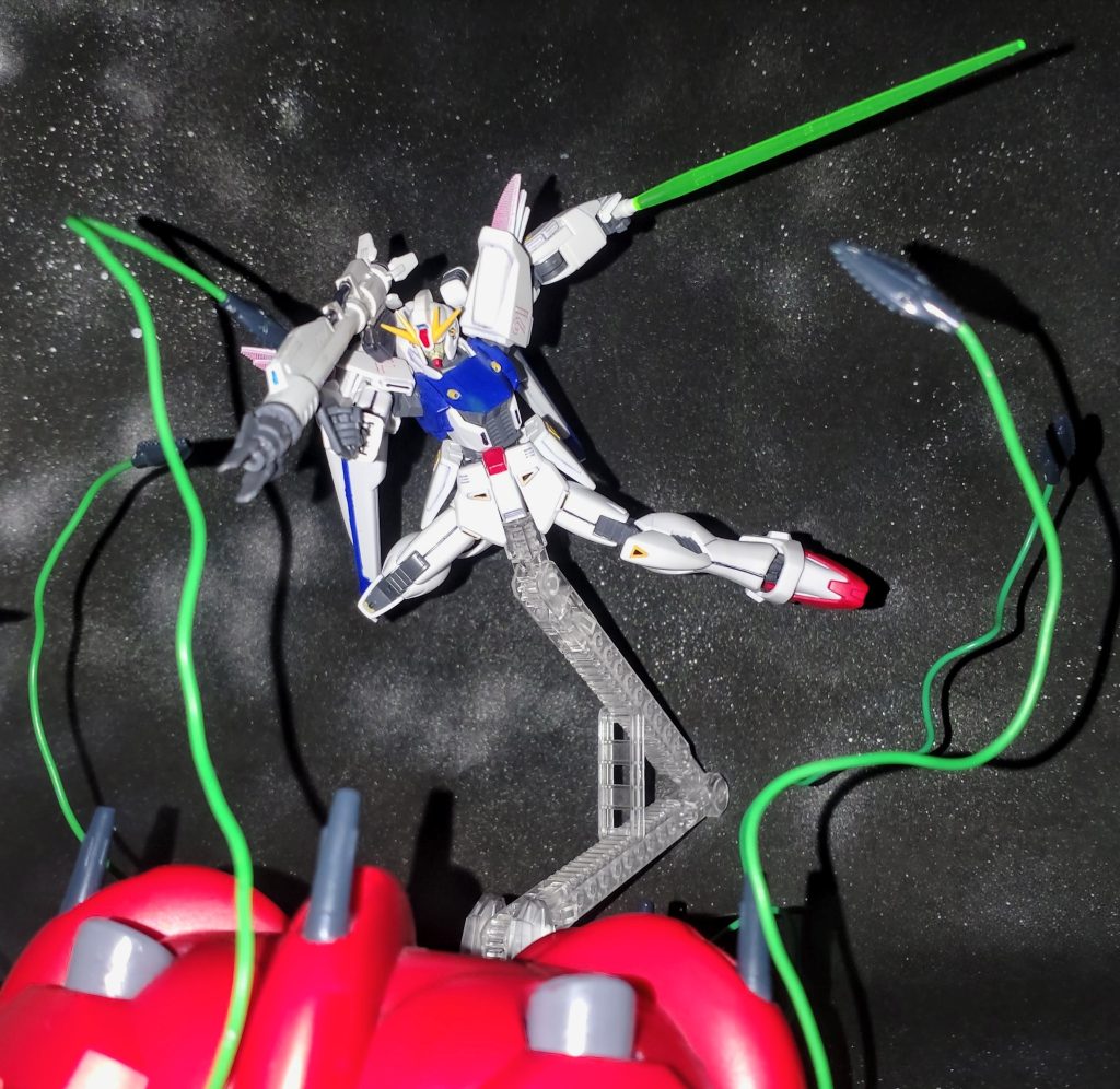 宇宙空間を意識して塗料を吹き付けた黒バックでも撮影してみました。やはりF91は宇宙空間での高機動戦闘が印象的なのでこちらの方が雰囲気は出ていると思います!