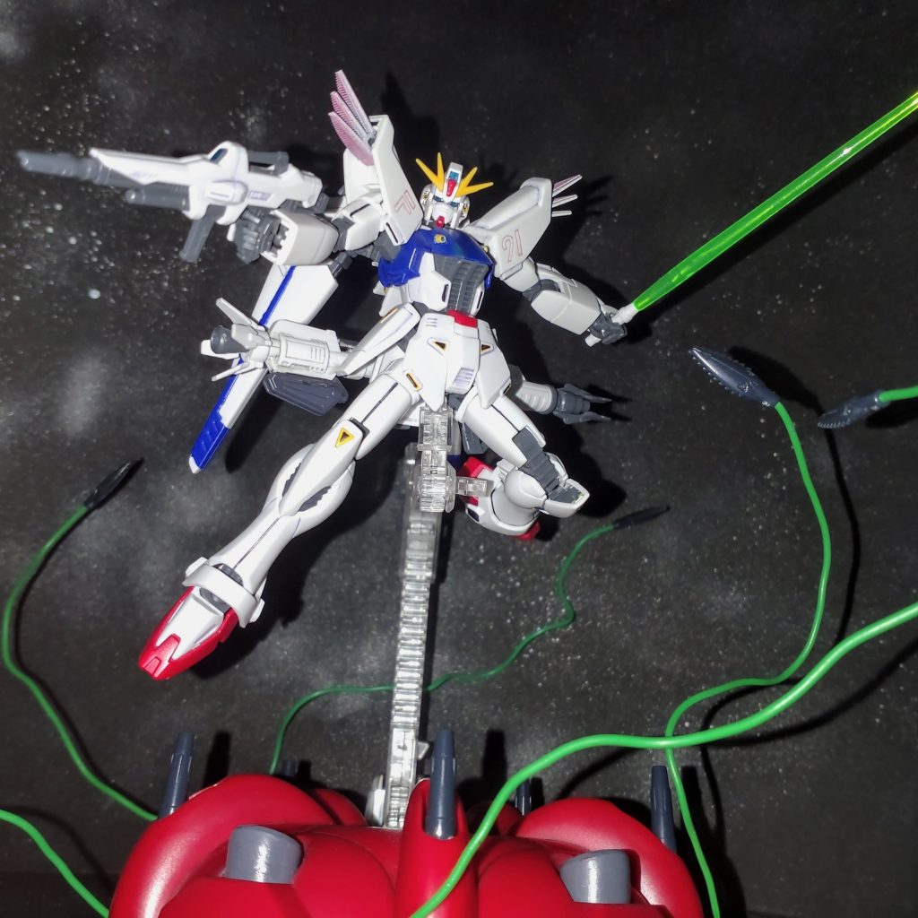 最後にラフレシアを絡めてパッケージと同じポーズ。以上ガンダムF91でした。劇中で活躍したF91の雰囲気が少しでも伝わるように製作しましたが、F91は映画だけで終わってしまったのが非常に勿体ない作品です。クロスボーンガンダムで一応完結してくれたのは嬉しかったのですが、やはりその間の戦争終結までの流れだけでも映像化してくれれば良かったなぁと今でも思っています。最後まで見て頂いてありがとうございました。
